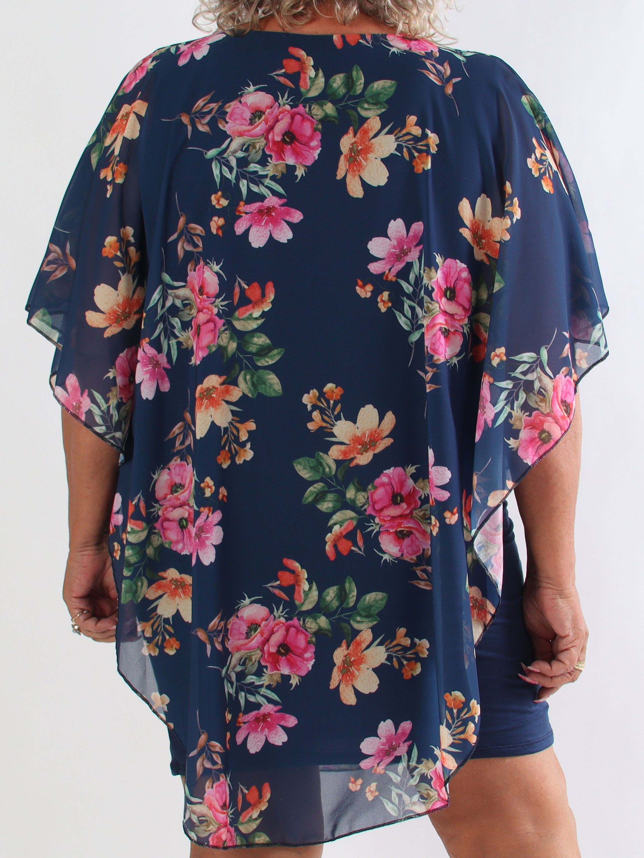 Kenya Fleur - Plus size kjole med et let blomstret chiffonstykke